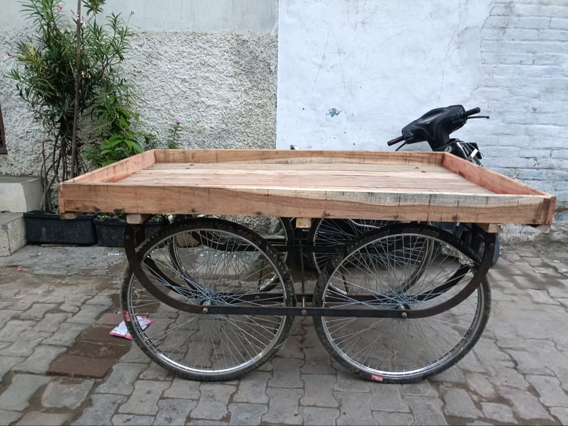 Fruit Trolley Rickshaw Manufacturing Unit in Bihar - Shiv Cycle Rikshaw